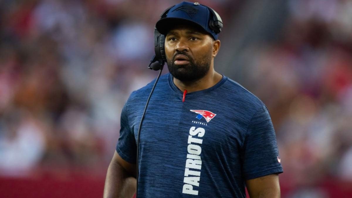 Jerod Mayo delivers no-nonsense reaction to "Fire Mayo" chants during Patriots 40-7 blowout loss against Chargers 