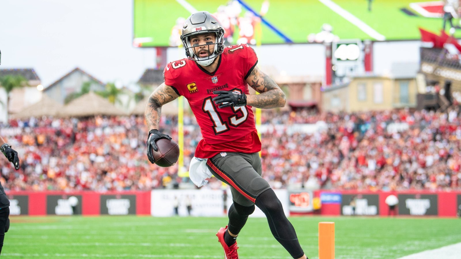 “Living legend” – Mike Evans joins elite company as he records his sixth season with double-digit receiving touchdowns, fans react